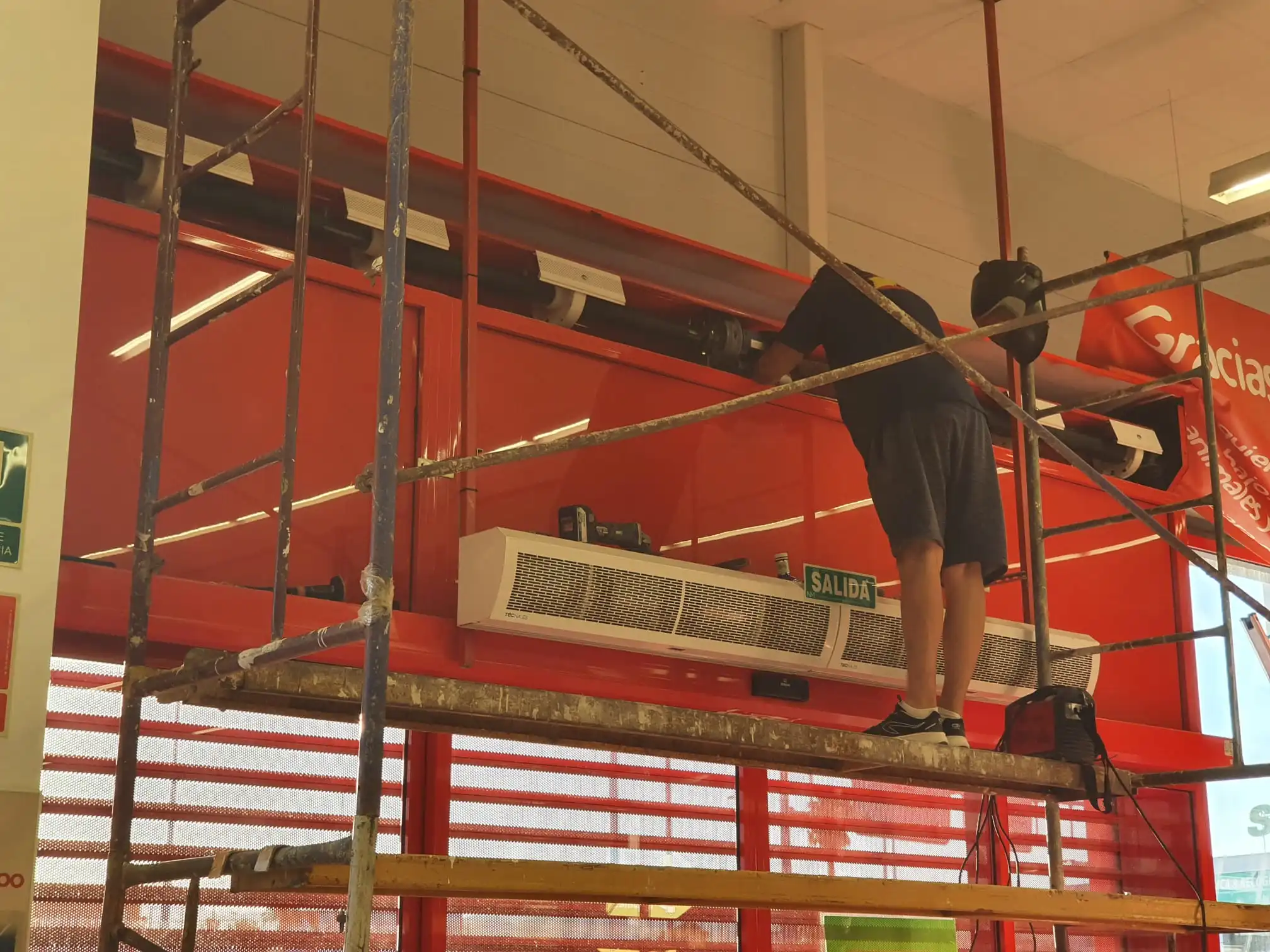 instalacion de puertas automaticas Benetusser